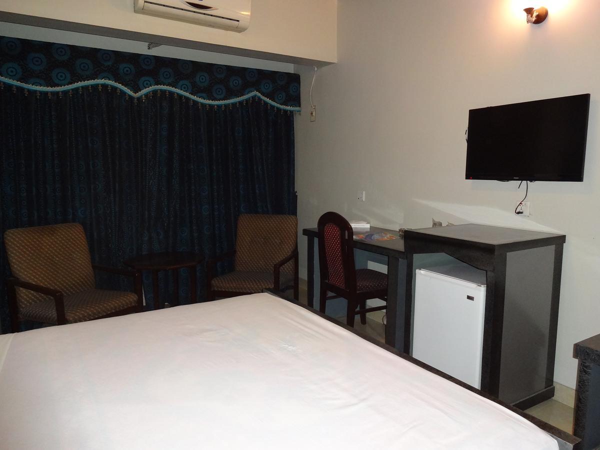 Hotel Sky Towers Karachi Bagian luar foto