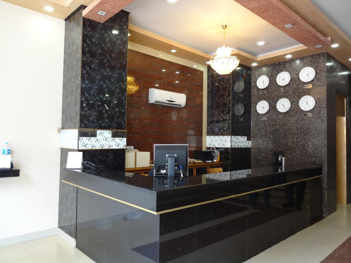 Hotel Sky Towers Karachi Bagian luar foto
