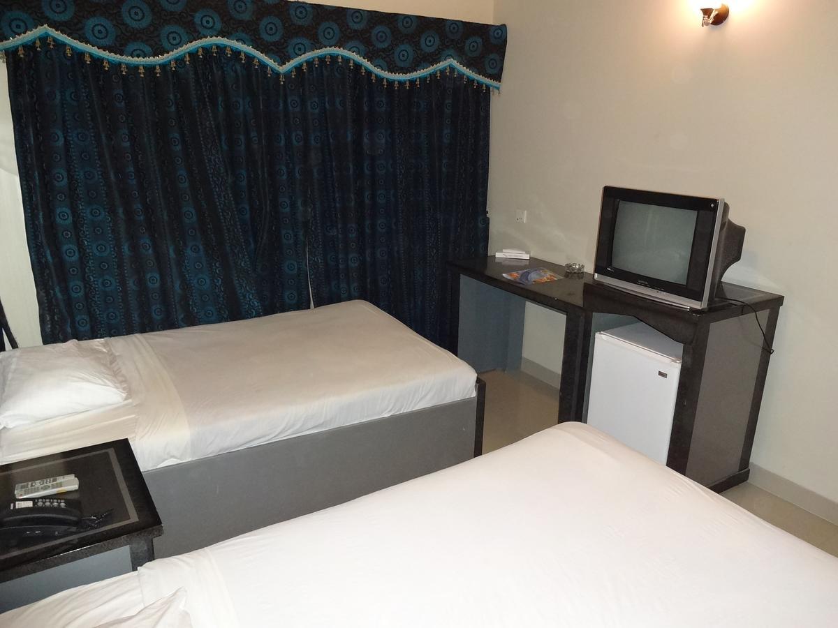 Hotel Sky Towers Karachi Bagian luar foto