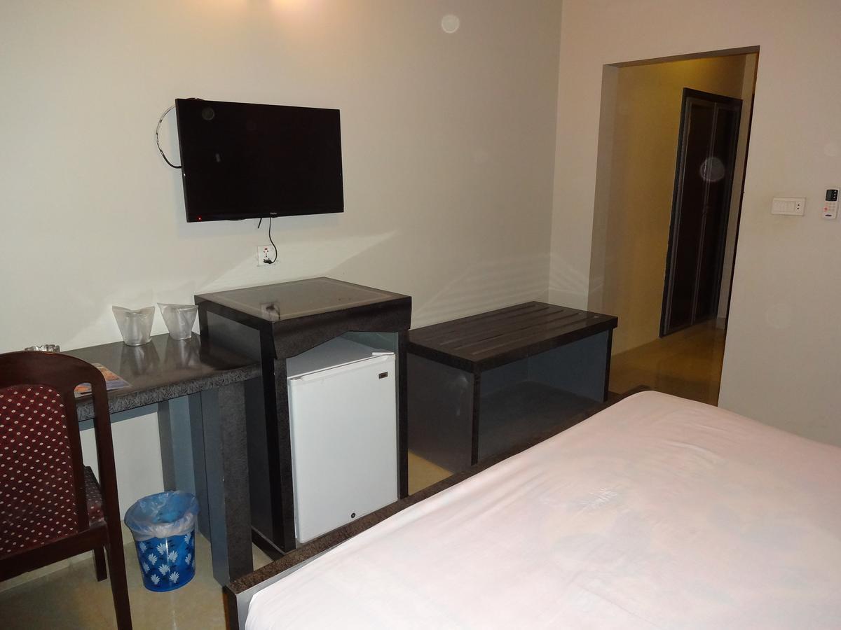 Hotel Sky Towers Karachi Bagian luar foto