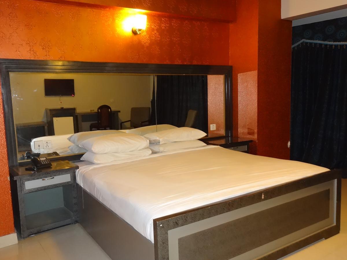 Hotel Sky Towers Karachi Bagian luar foto