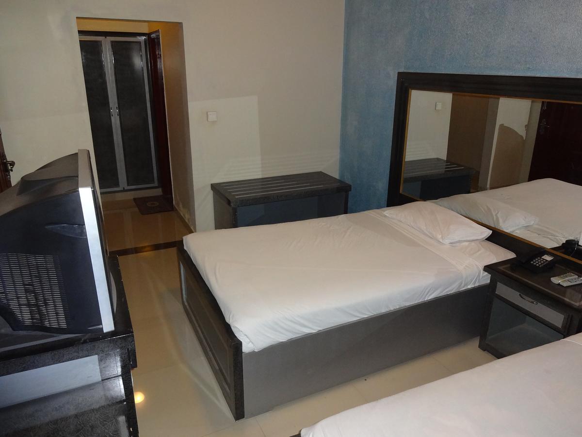 Hotel Sky Towers Karachi Bagian luar foto