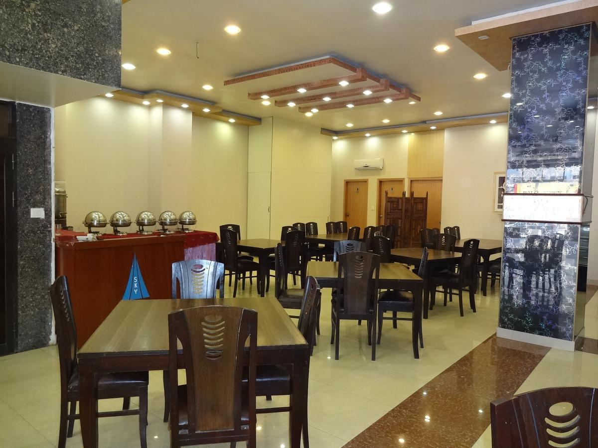 Hotel Sky Towers Karachi Bagian luar foto