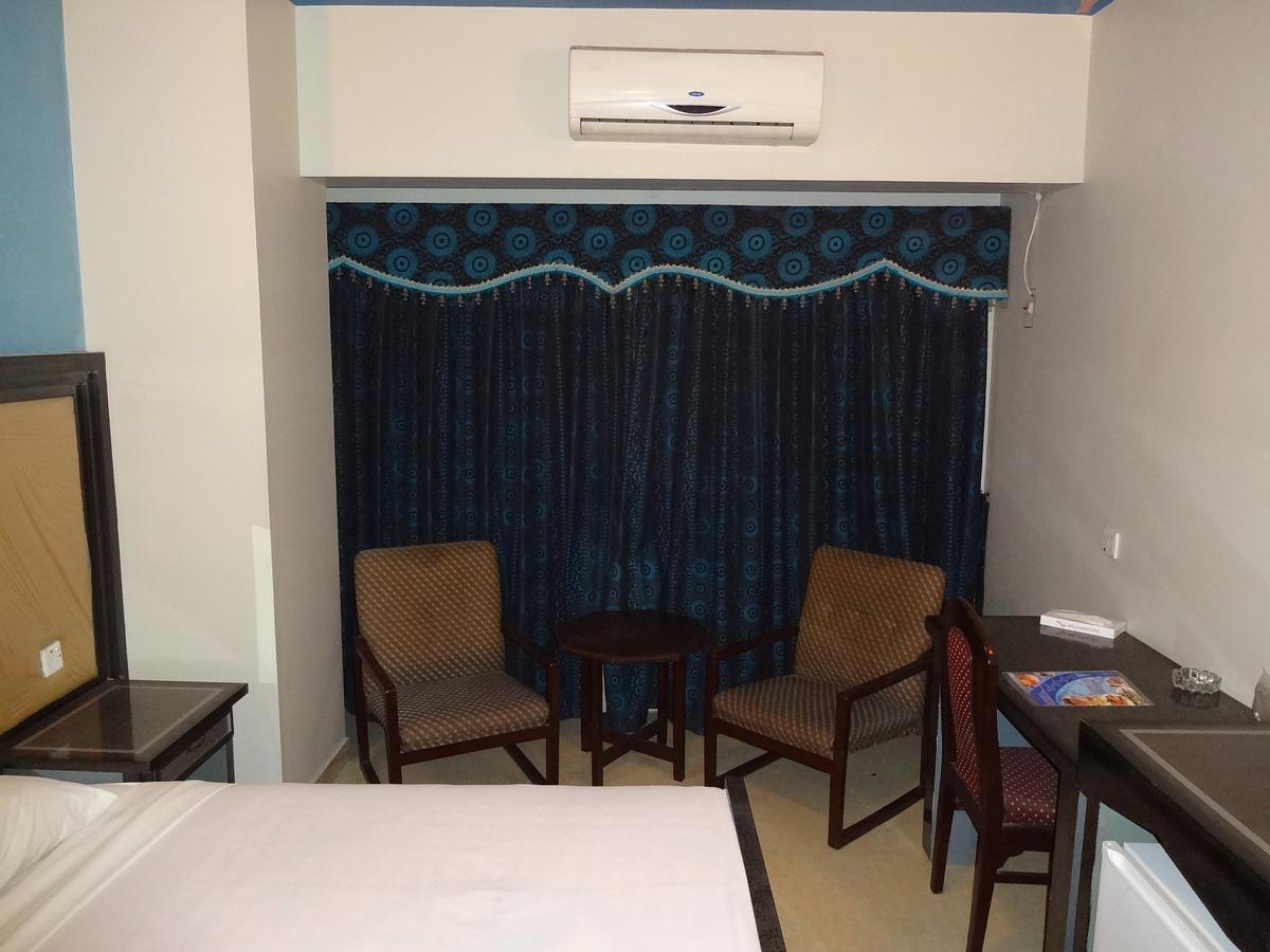 Hotel Sky Towers Karachi Bagian luar foto