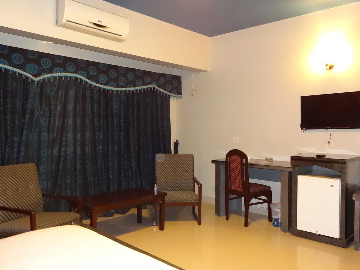 Hotel Sky Towers Karachi Bagian luar foto