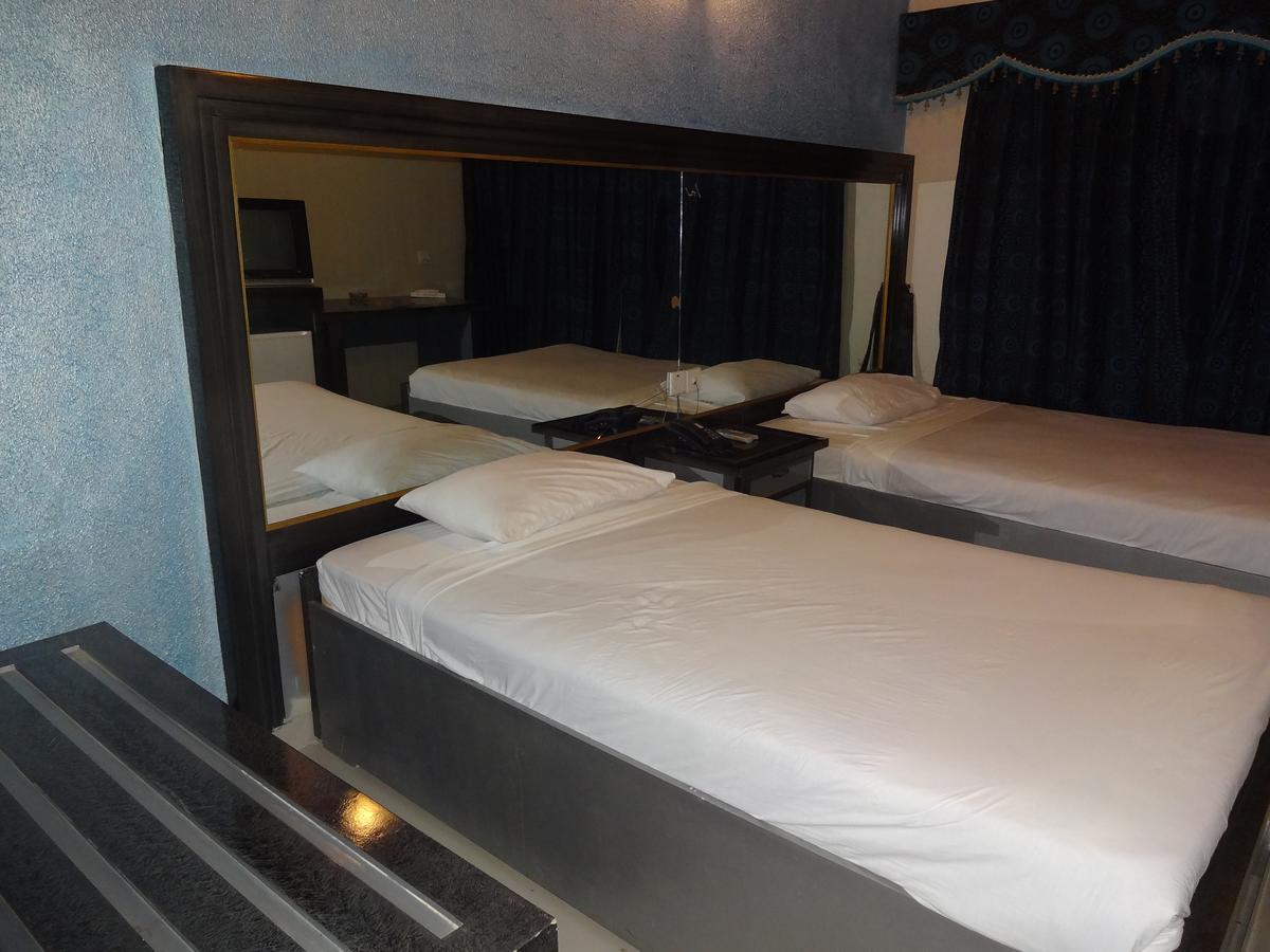 Hotel Sky Towers Karachi Bagian luar foto