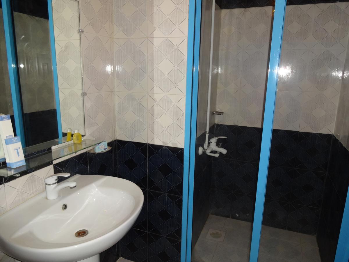 Hotel Sky Towers Karachi Bagian luar foto