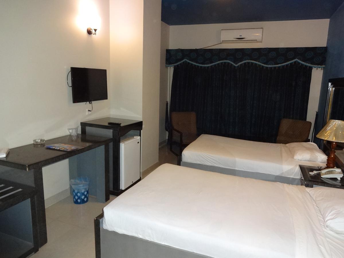 Hotel Sky Towers Karachi Bagian luar foto